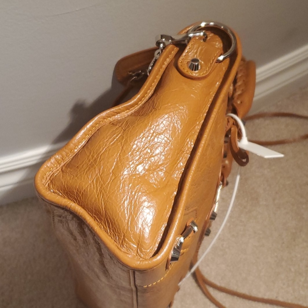 NWT Classic City Small Shoulder Bag in Camel - Picture 4 of 12